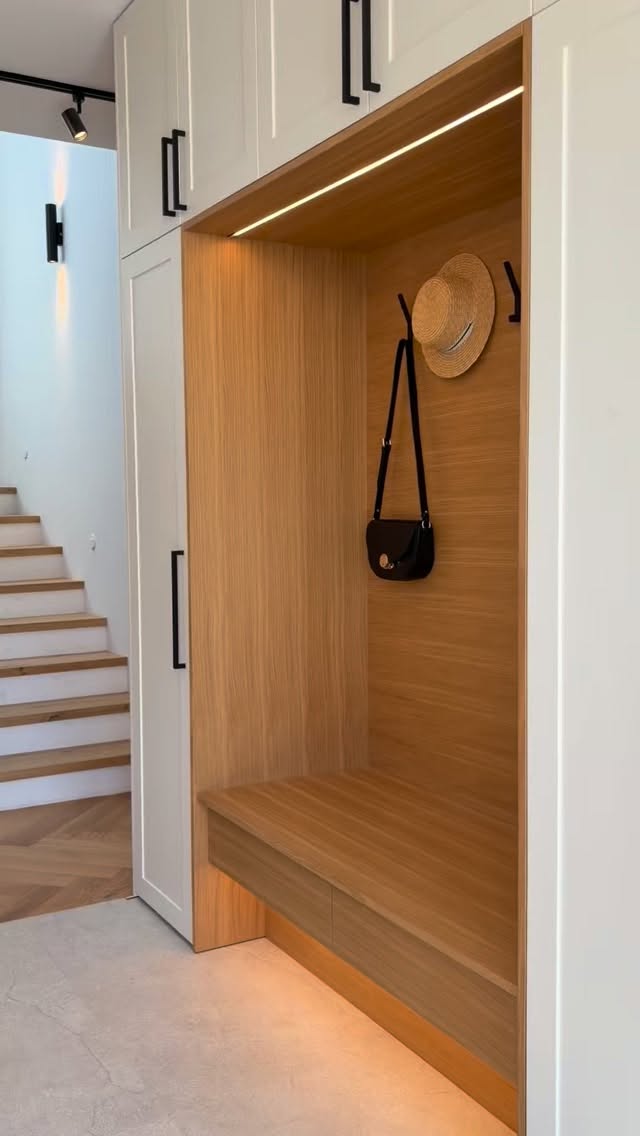 Izdelano po meri za vsakdan, ki je malo bolj urejen. 🤍 #wooddesign #predsoba #pohistvopomeri #interiordesign
