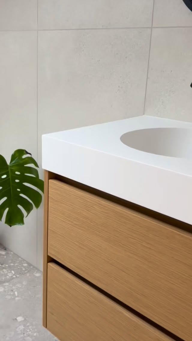 Topel les. Čiste linije. Po meri. @zgradbazamisli #wooddesign #kopalnica #pohistvopomeri #mizarstvo