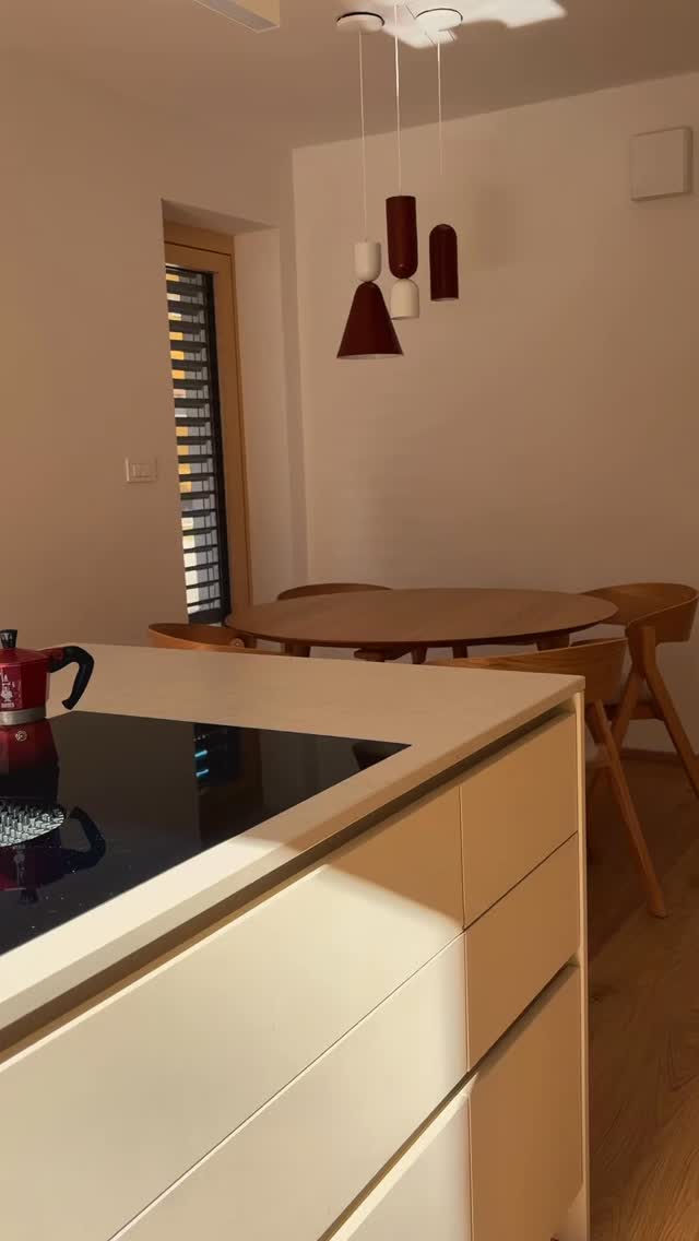 “Sonce naredi svoje. Minimalistična kuhinja, kjer naravna svetloba poudari natančnost linij in materialov.” Montaža naša, dizajn…